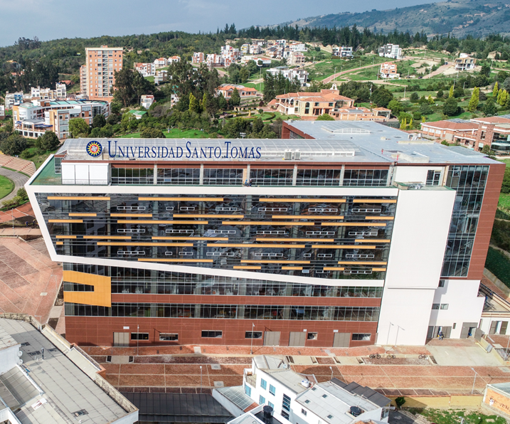 Fachada principal en construcción