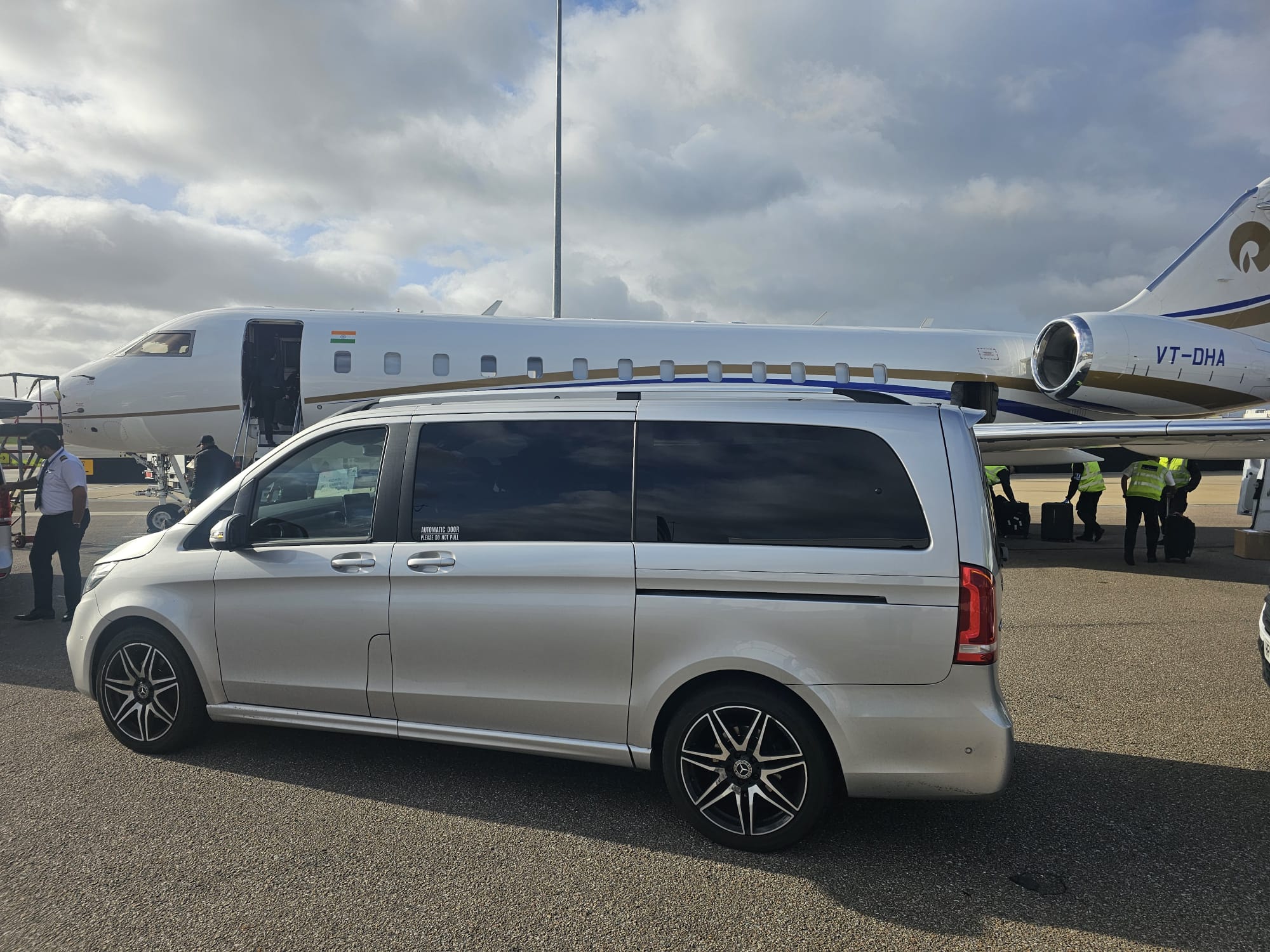 Premium chauffeur services for Luton (LTN) commercial flights and private jet terminals, including Signature Flight Support and Harrods Aviation.