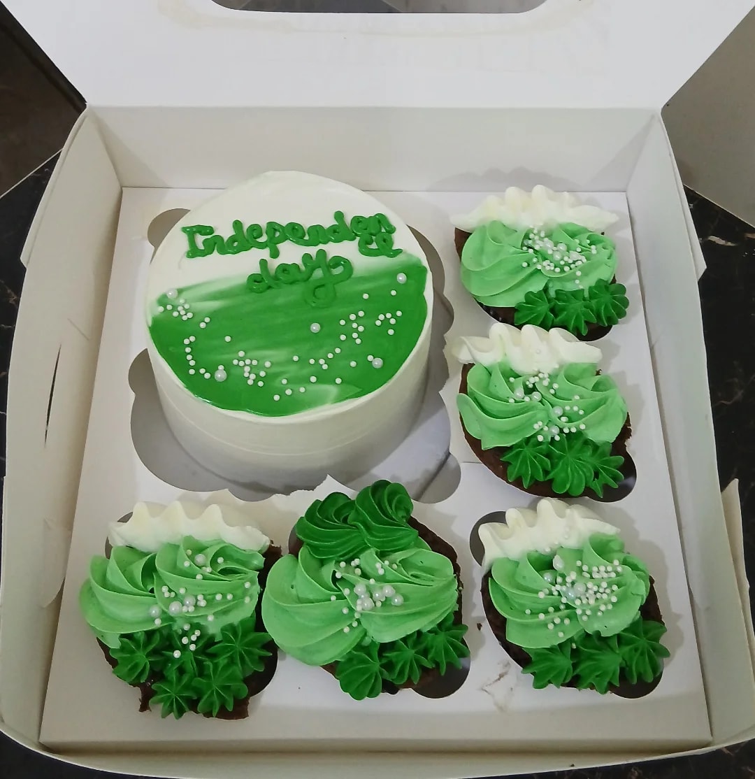 14 August Cake with Cupcakes in Lahore