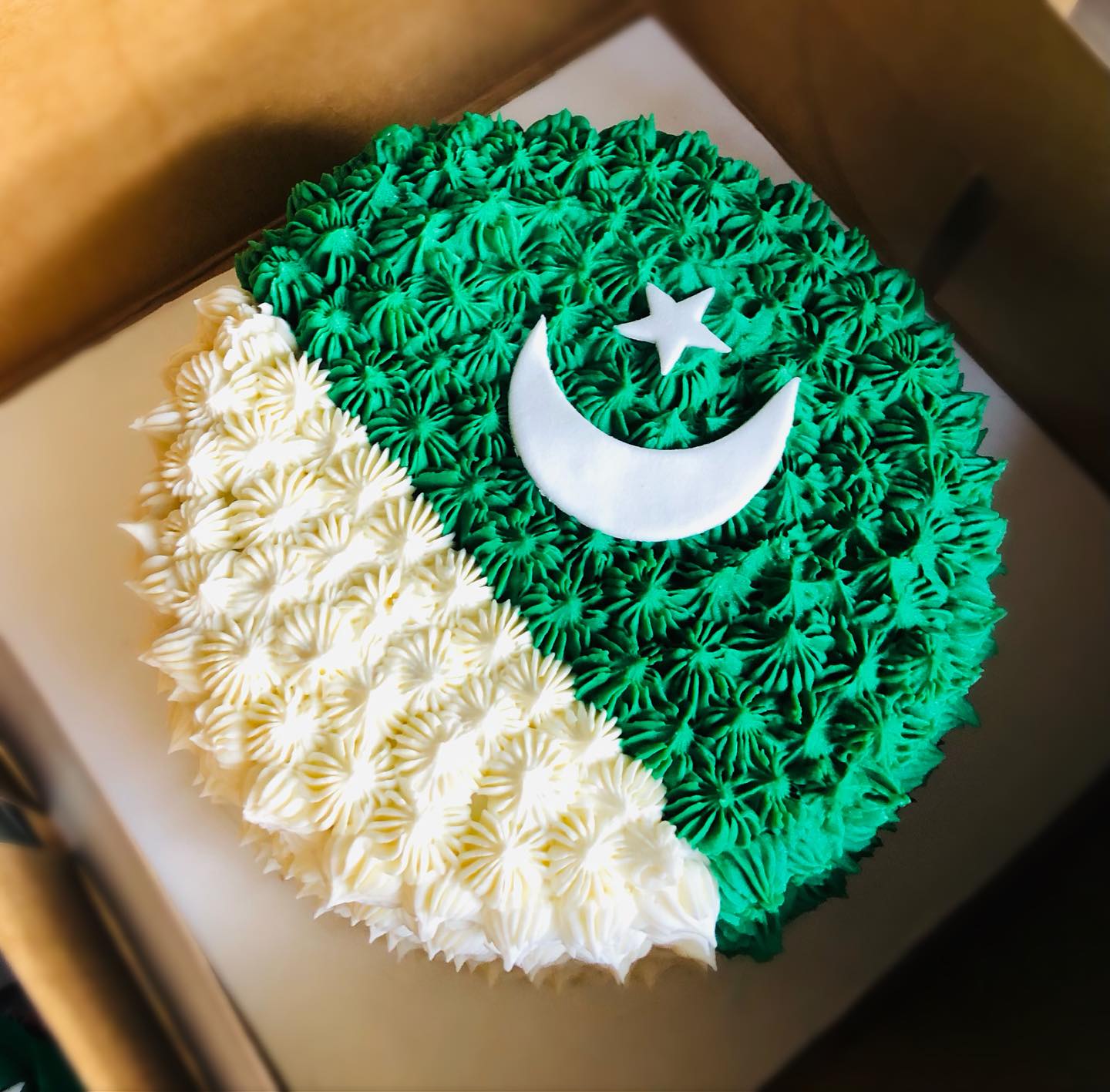Green and White 14 August Cake in Lahore