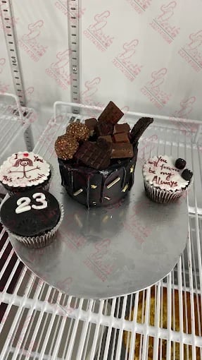 Chocolate Theme Cake with Cupcakes Rawalpindi