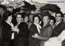 En el baile. (No había guardarropa).