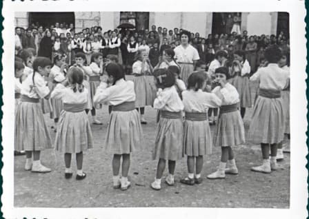 Coros y Danzas en La Parrilla