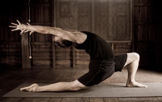 Yoga Teacher Gernot Huber in Anjaneyasana