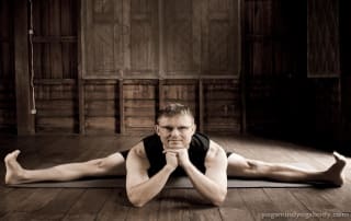 Gernot Huber in Moderate Side Splits balancing Muscular and Organic Energies.