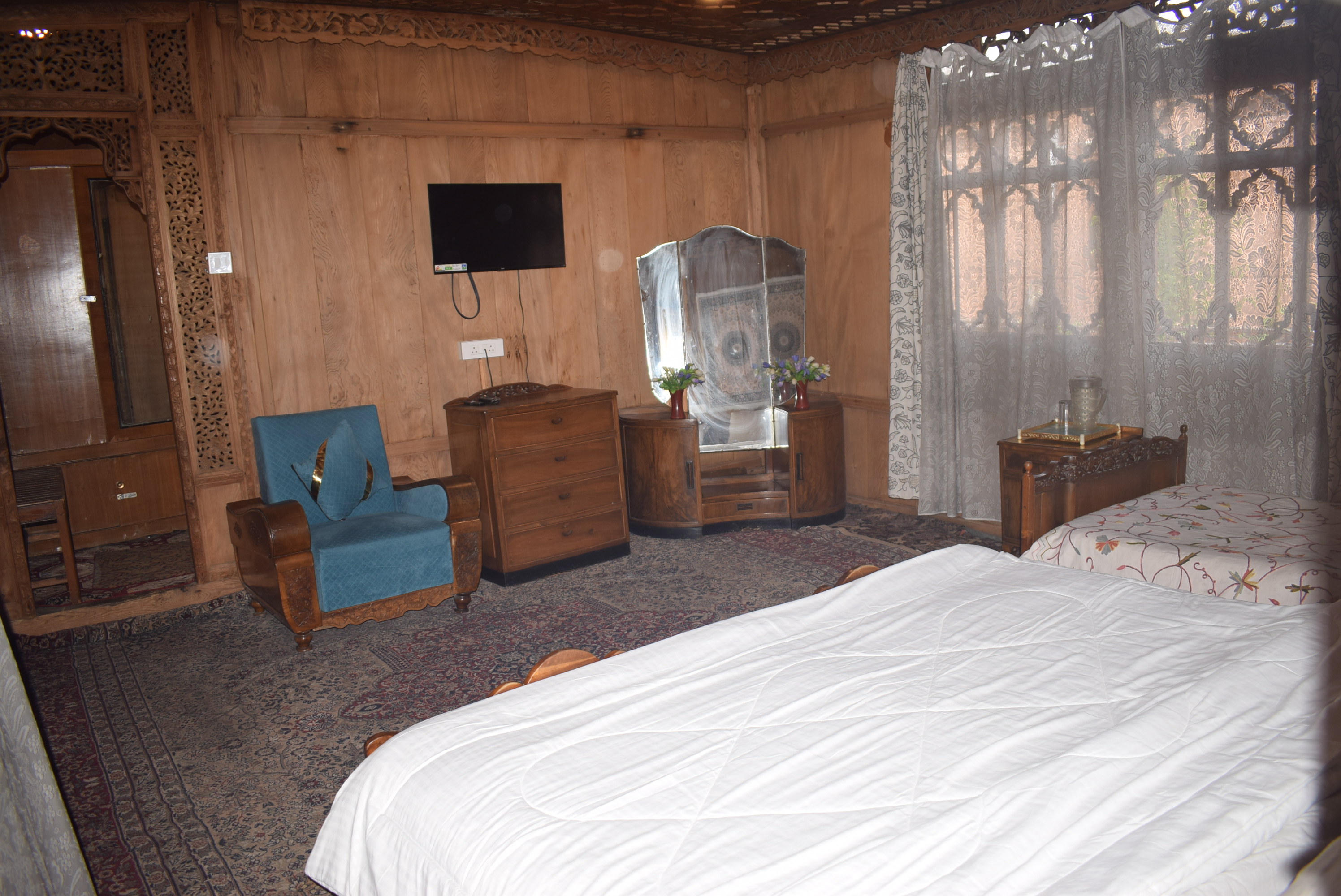 Grand Family Suite — Dal Lake Houseboat Kashmir