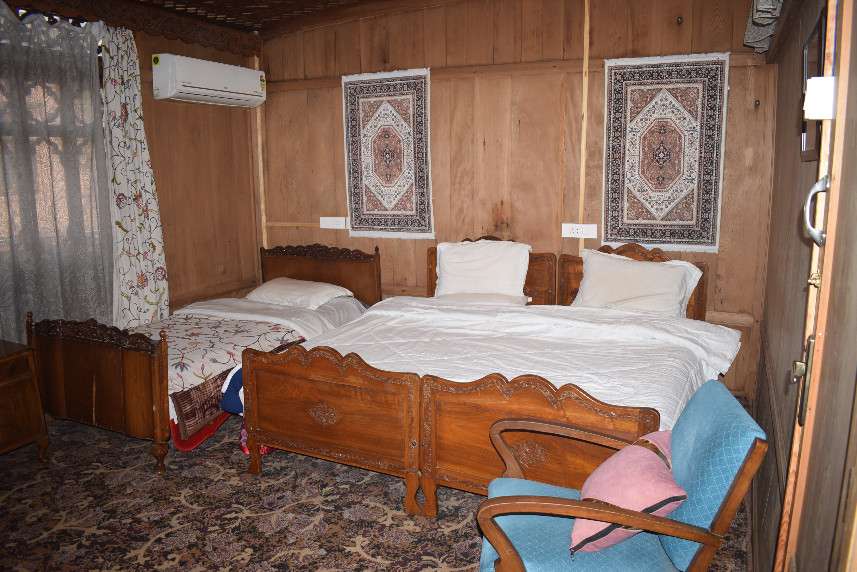 Premium Lake View Suite Houseboat Srinagar