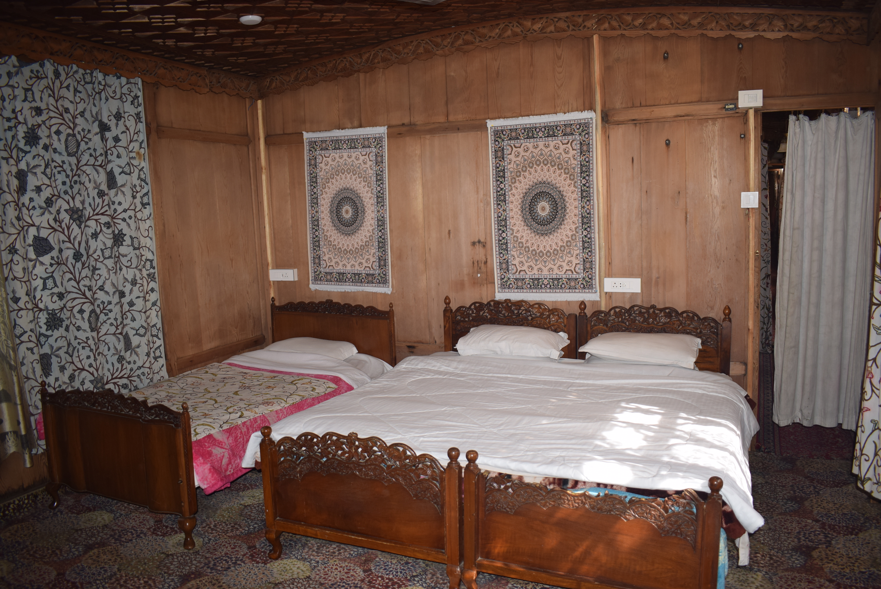 Royal Couple Suite — Houseboat Srinagar Kashmir
