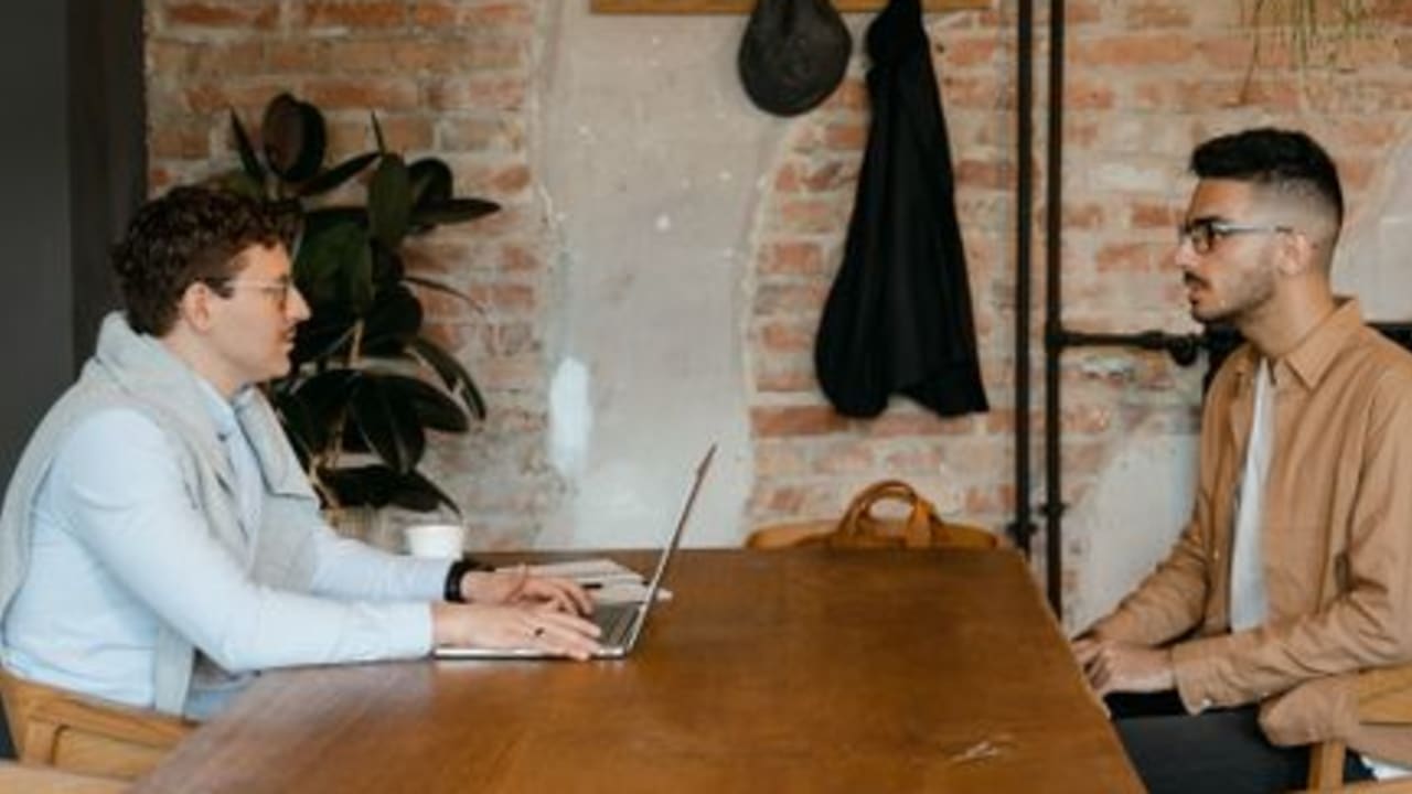 Good vs Bad: How to Answer Tell Me About Yourself in Interviews