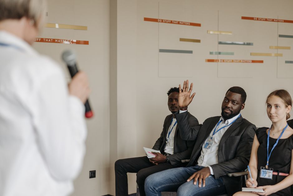 7 Public Speaking Tips for Freshers to Crack Interviews in 2026