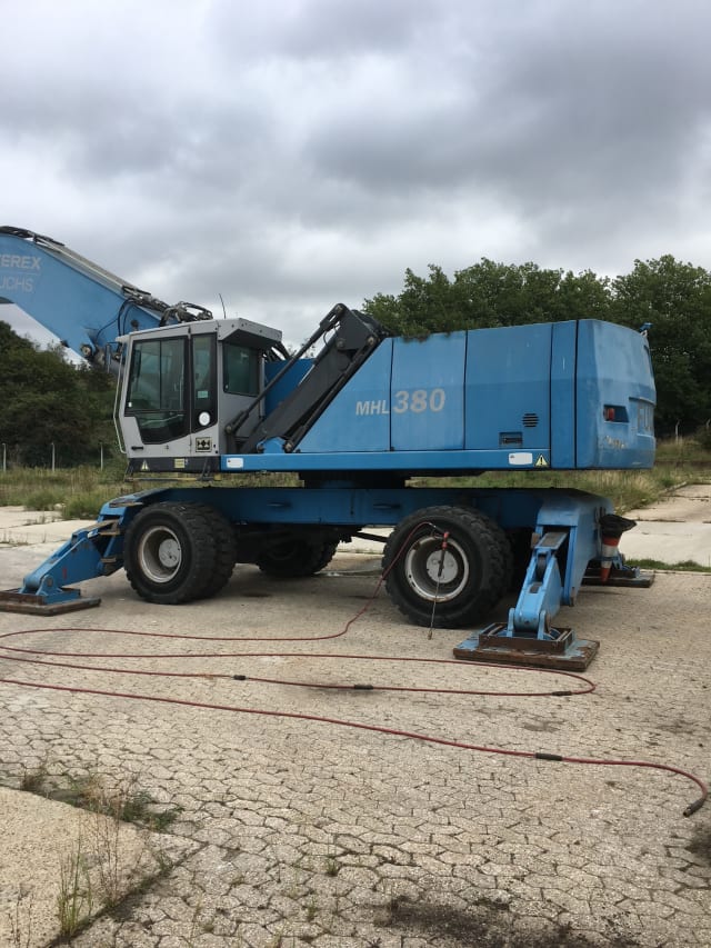 Crane before works, with weathered and deteriorating coatings.