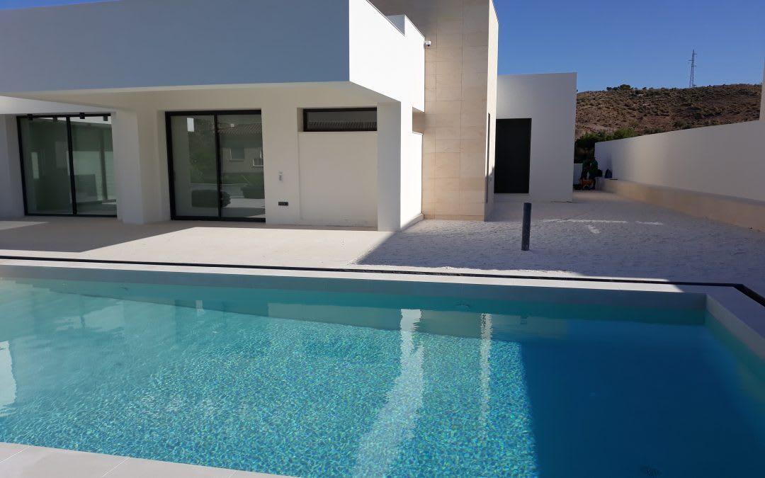 Limpieza de ventanales en una vivienda con luz natural