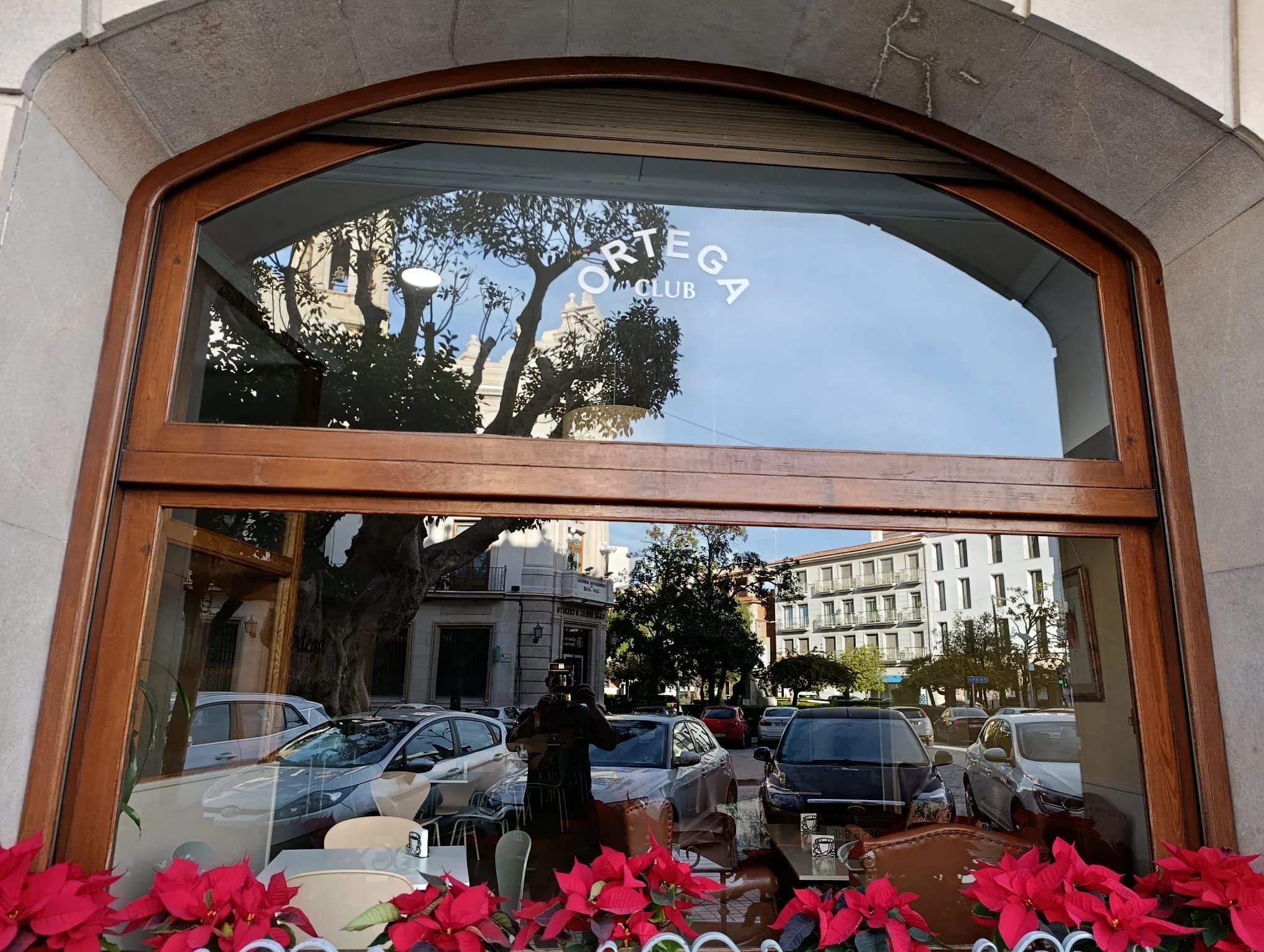 Limpieza de cristales en negocio de hostelería en Burriana