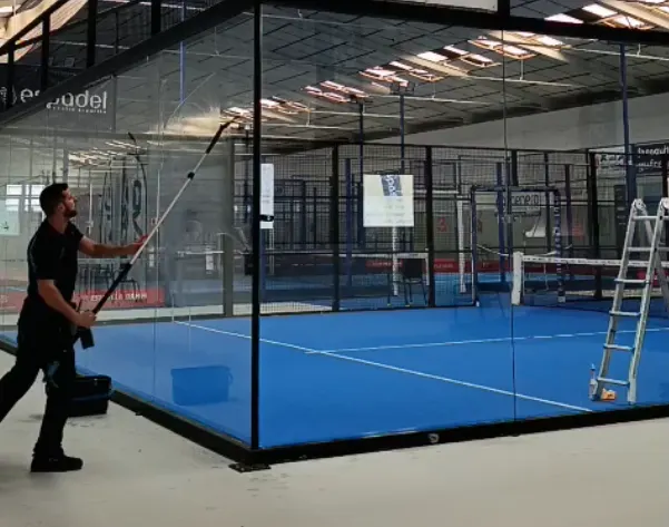 Simeón París realizando limpieza profesional de cristales en Benicàssim