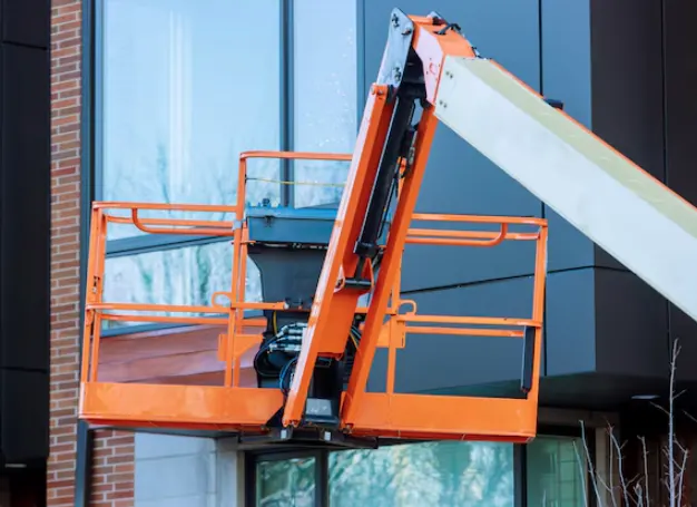 Limpieza de cristales en altura con herramientas profesionales