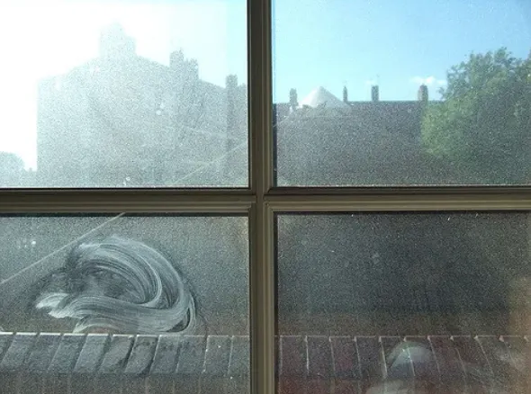 Ventanas limpias con entrada de luz natural en una vivienda