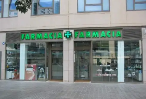 Limpieza de cristales en un escaparate de un negocio