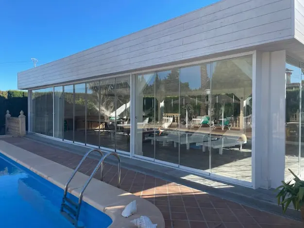 Limpieza de ventanales en una vivienda con luz natural