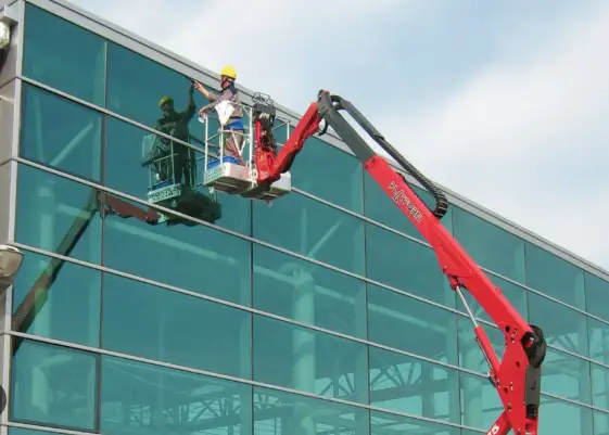 Limpieza de fachada acristalada con plataforma elevadora en Castellón