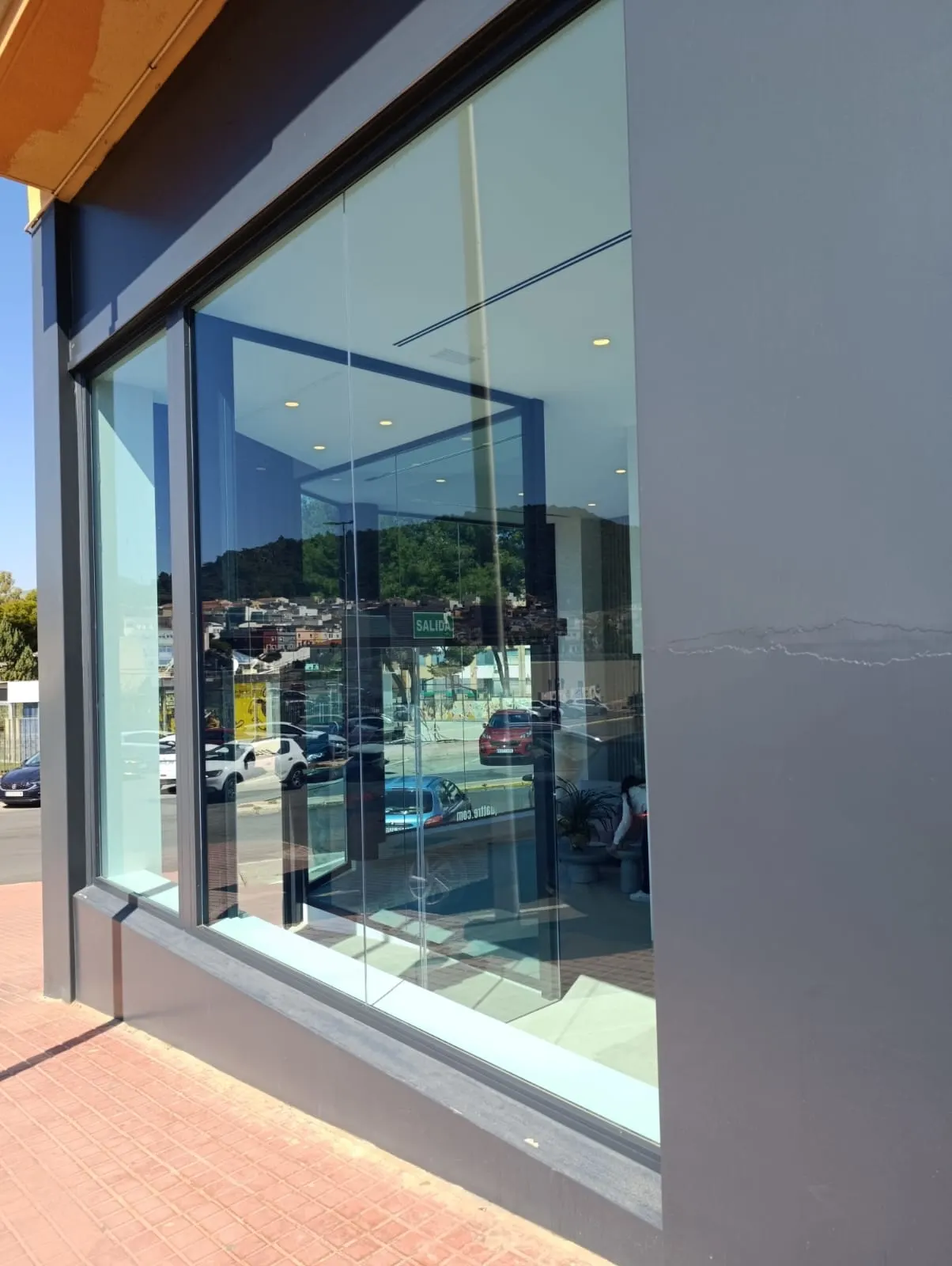 Limpieza de cristales escaparate tienda en La Vall d'Uixó