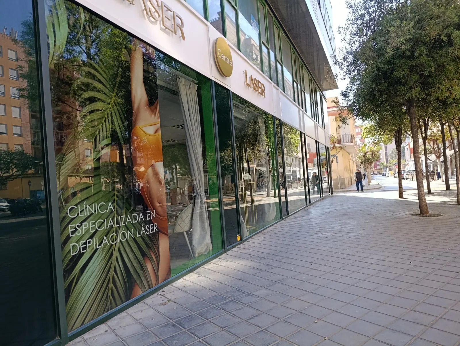 Limpieza de cristales: Escaparate de clínica láser en Almazora