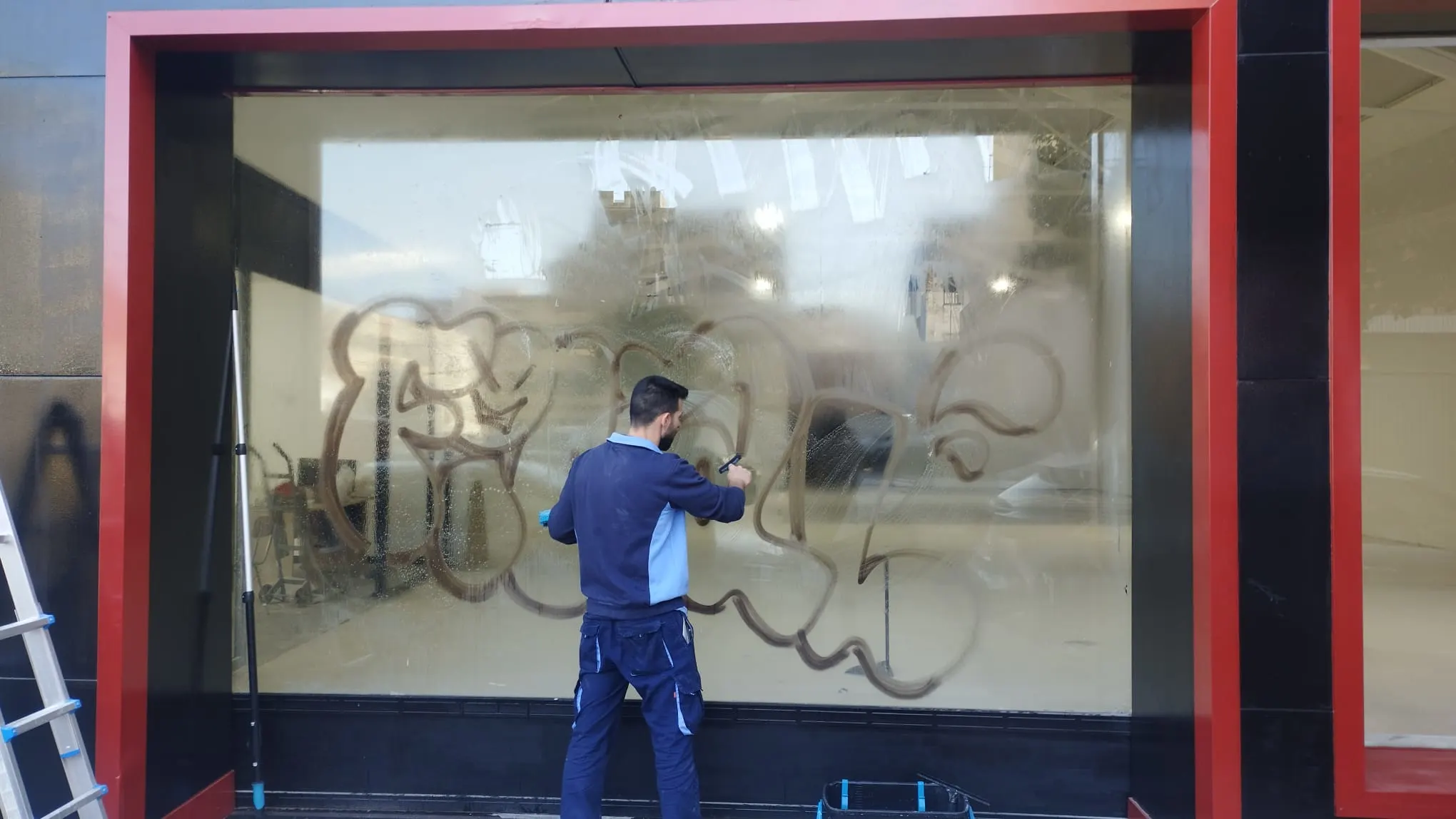 Eliminación de grafitis, pintura y suciedad incrustada en escaparate en Vila-real