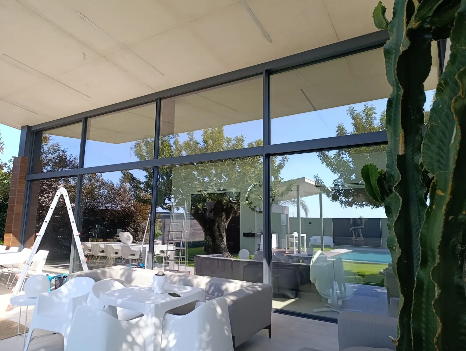 Limpieza de cristales en ventanales de vivienda particular en Castellón