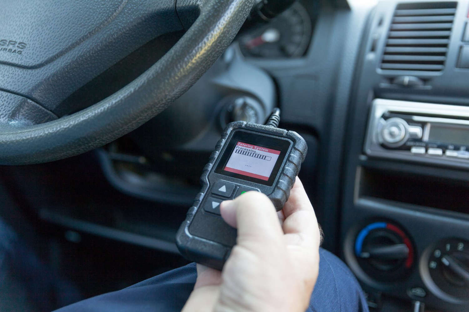 Autoschlüssel wird per OBD auf das Fahrzeug programmiert