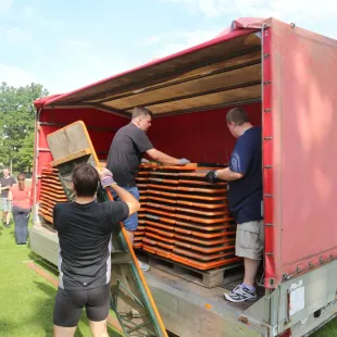 Vorschaubild „Aufbau des Festzeltes“