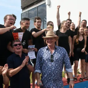 Annette Feldmer, Amtsleiter Wolfgang Böhme und Thomas Wagner zusammen mit den siegreichen Hausdrachen vom Finanzamt Nürnberg-Süd.