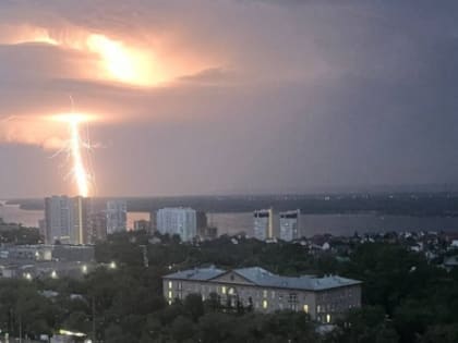 В Самарской области объявлен желтый уровень опасности из-за грозы и сильного ветра