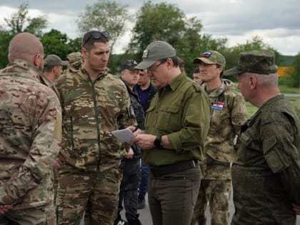 Дмитрий Азаров передал самарским бойцам в зоне СВО 32 единицы спецтехники и автомобилей