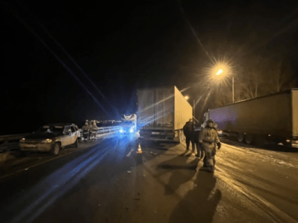 Мощный МАЗ сложился после удара: видео с места массовой аварии в Самарской области