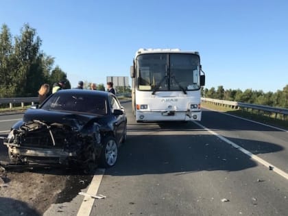 (фото) У "Курумоча" иномарка протаранила автобус, ранена одна пассажирка