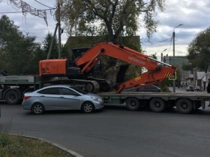 (фото) В Самарской области иномарка ударила платформу с экскаватором