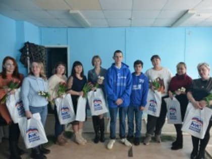 8 Марта цветы и поздравления получали жёны и матери самарцев - участников СВО