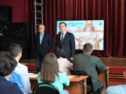 Губернатор Дмитрий Азаров и писатель Юрий Поляков поприветствовали участников "Диктанта Победы" и посетили Областной дом офицеров