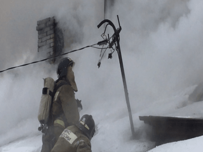 Ночью пожарные целый час тушили горящий жилой барак