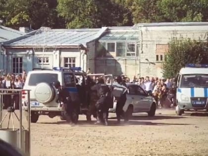 (фото) В Питере на школьную линейку пригласили ОМОН, чтобы он провел показательное задержание