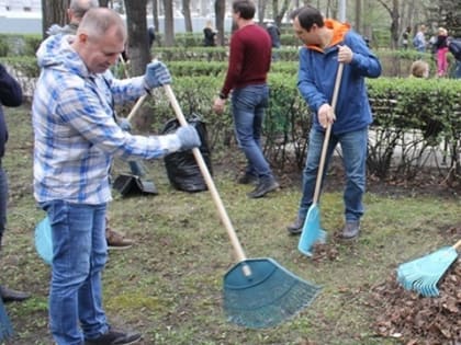 В Самаре депутаты губернской думы навели порядок в сквере Устинова 20 апреля