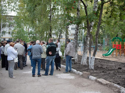 «Перекопали и бросили!» Жители улицы Панова в Самаре не могут проехать в свои дворы из-за стройки