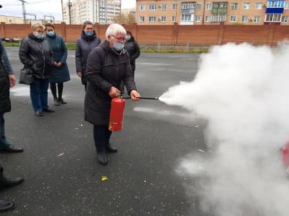 Преподаватели Сызрани взяли в руки огнетушители
