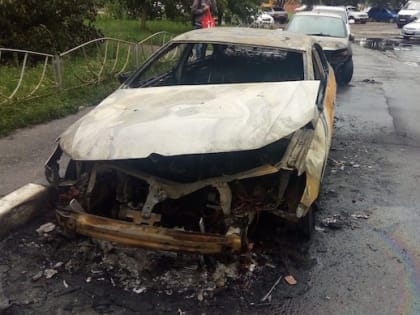 (фото) Ночью в Тольятти спалили семь автомобилей