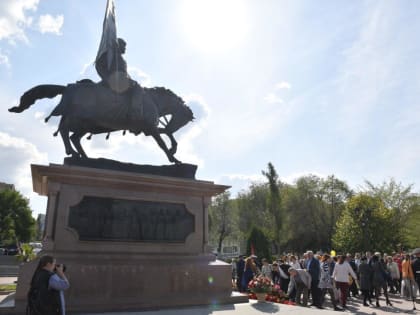 Самарцы возложили цветы к памятнику Григорию Засекину