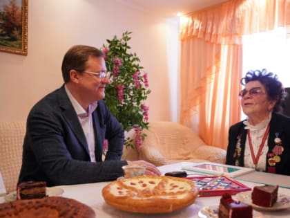 Дмитрий Азаров поздравил выдающегося педагога из Хрящевки с 90-летием