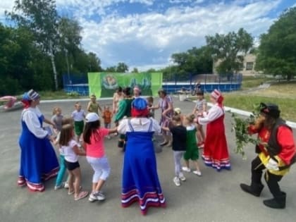 В Октябрьске гостей праздника в древнерусском стиле «излечили» березой и наворожили всем богатства