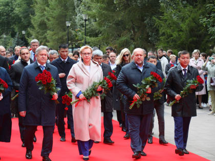 В Самаре прошла торжественная церемония возложения цветов у стелы «Самара — город трудовой доблести»