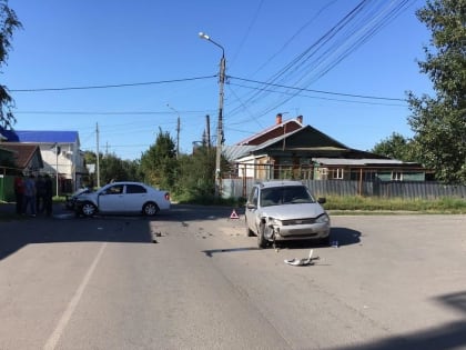 В Тольятти столкнулись автомобили Лифан и Лада, есть пострадавший