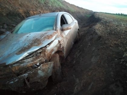 (фото) "Лада" улетела в кювет под дождём в Приволжском районе