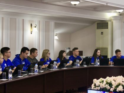 Волонтеры «Молодой Гвардии» и депутаты обсудили поддержку фронта